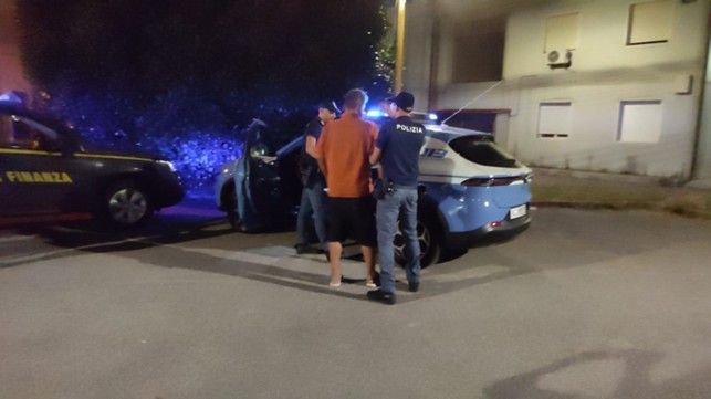 Scafisti “incastrati” dalle mappe nautiche sui cellulari: due arresti a Crotone