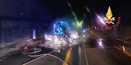 Auto va in fiamme all'interno della galleria della Limina, 4 persone intossicate