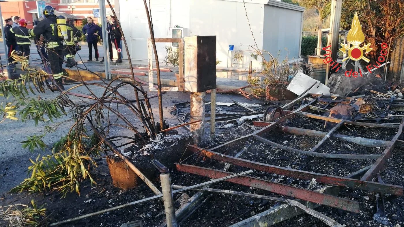 Lamezia, roulotte in fiamme in un'area di servizio