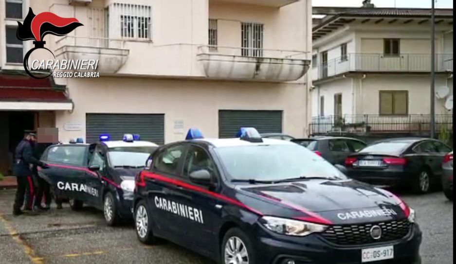“Riciclavano” auto rubate, due arresti nella Piana