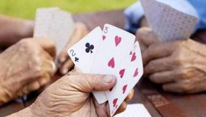 Coronavirus, la Regione spiega ai calabresi come giocare a carte