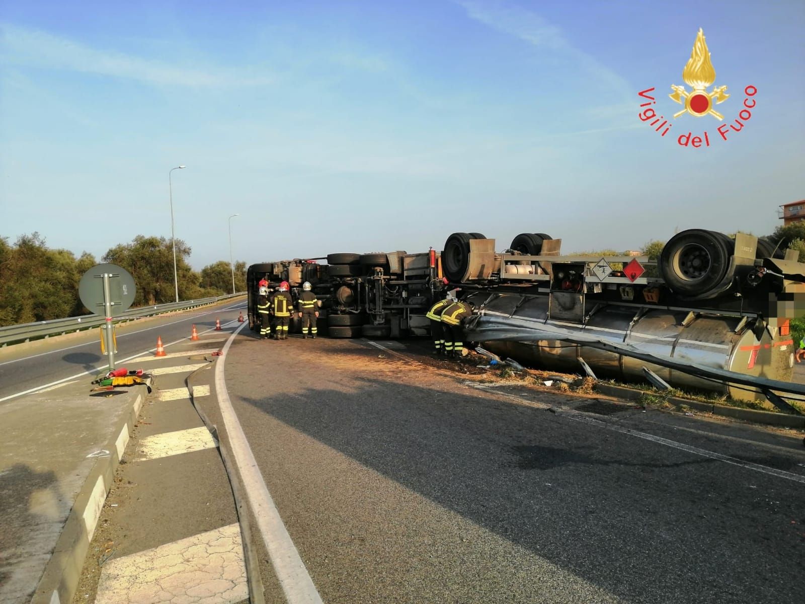 Autocisterna ribaltata sulla 106, terminate le operazioni di bonifica – VIDEO
