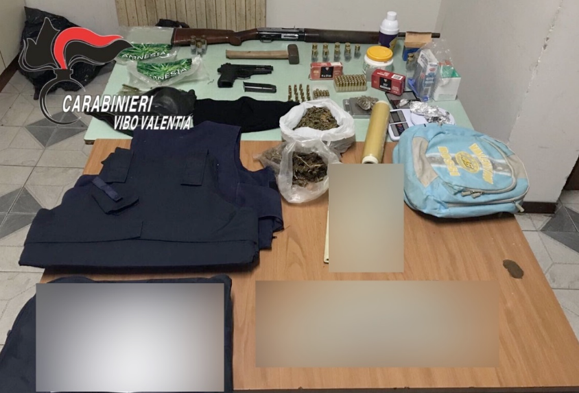 Droga, armi e oggetti per l'affiliazione ai clan trovati nel Vibonese – VIDEO
