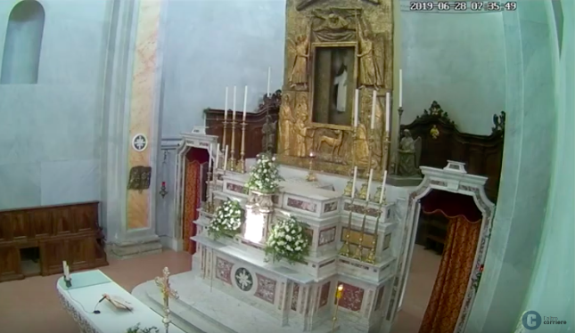 «Il quadro del Santo si apre da solo». E a Soriano si grida al «miracolo» – VIDEO