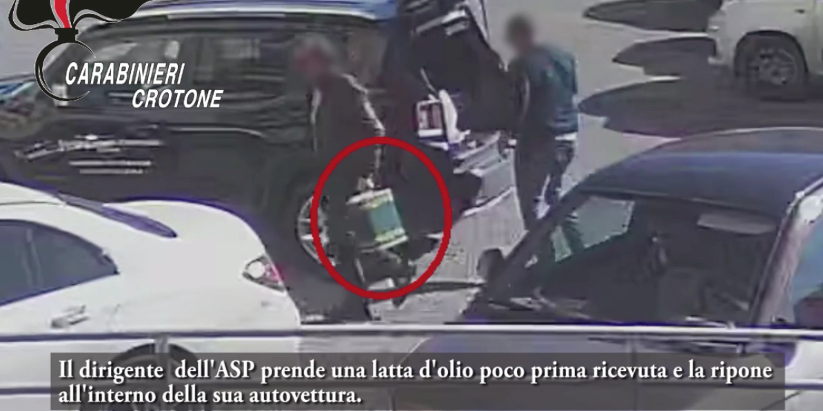 «Portagli 10 litri a nome del sindaco». Il “regalo” di Nicolazzi per dimezzare la multa dell’Asp di Crotone