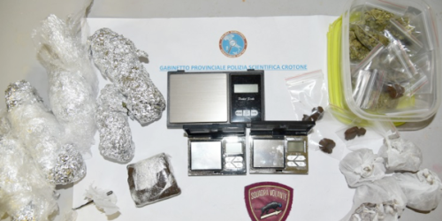 Crotone, la Polizia trova un deposito di droga nel quartiere Tufolo