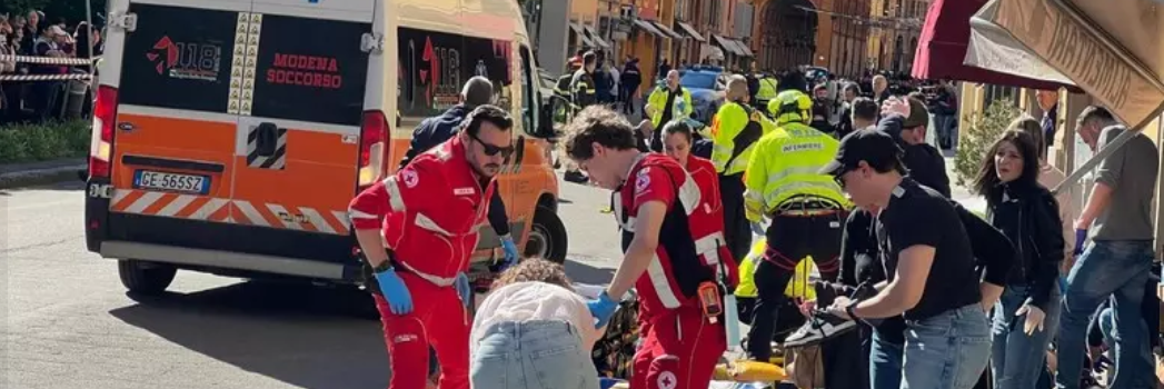 Terrore a Modena: falcia in auto 10 pedoni e accoltella un uomo