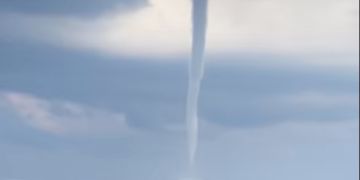 Tromba marina al largo di Pizzo, spettacolo (senza danni) tra cielo e mare – VIDEO