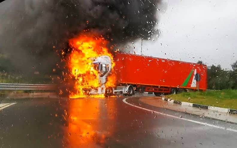 Autoarticolato in fiamme sulla statale 106 a Rossano