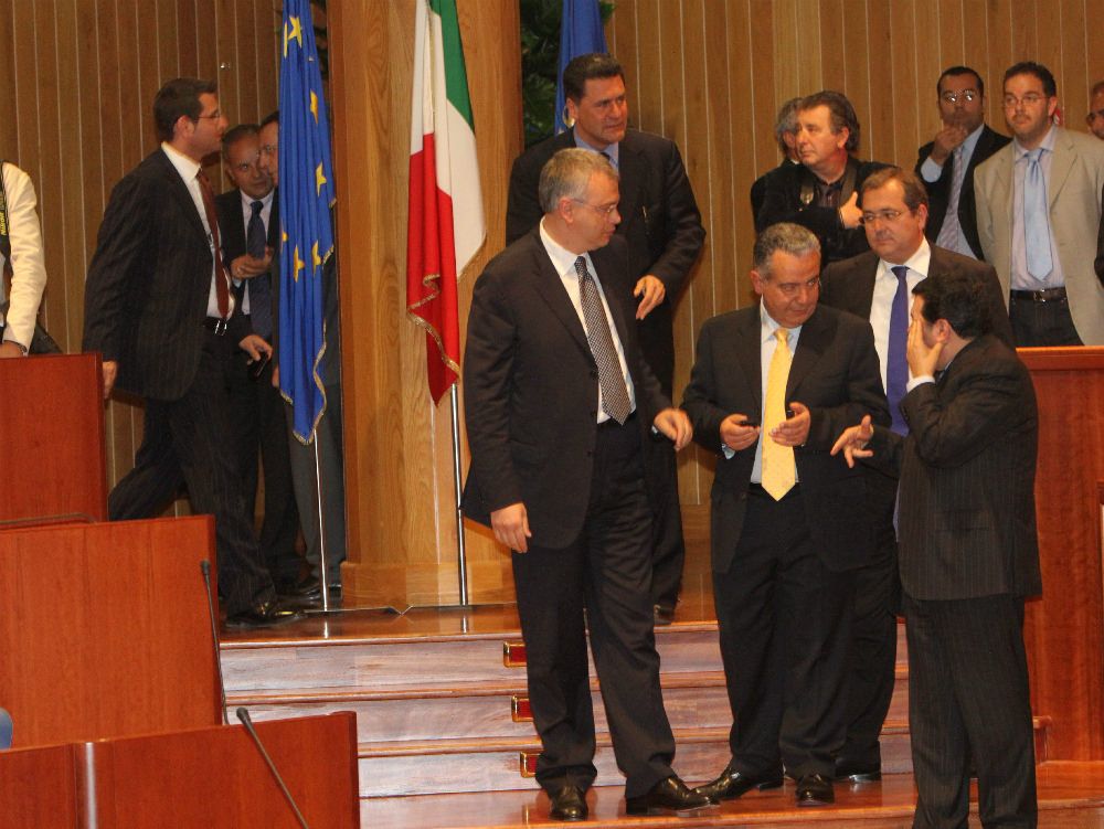 Scopelliti veste i panni del pompiere con l`Udc