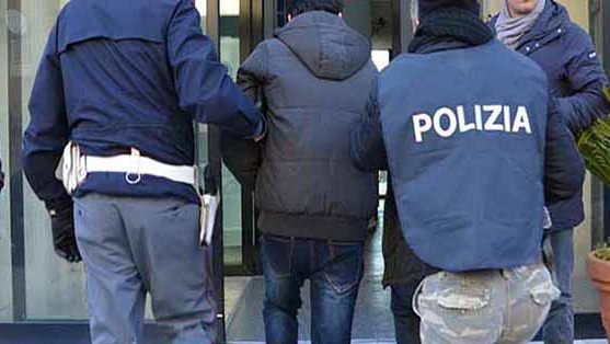 Blitz antidroga a Milano, la coca nascosta nei presepi