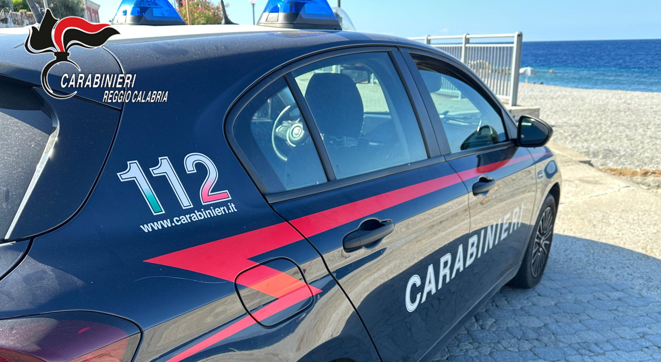 Stabilimento balneare nel mirino: lavoro nero, allaccio abusivo alla luce e area demaniale occupata