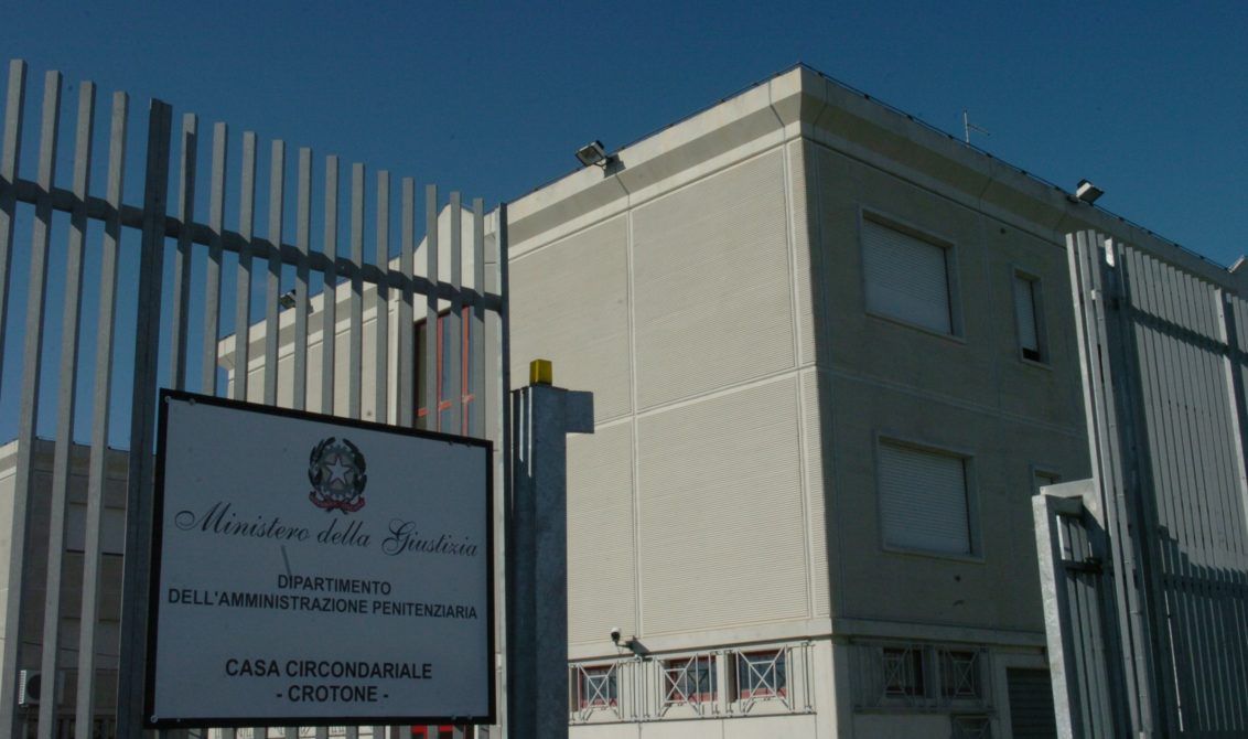 Crotone, la polizia penitenziaria scopre microtelefono cellulare in una cella del carcere