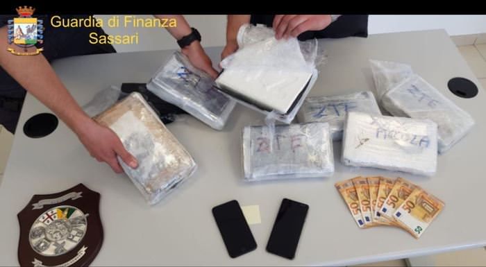 Sette chili di coca nel doppiofondo dell'auto, arrestato calabrese a Olbia