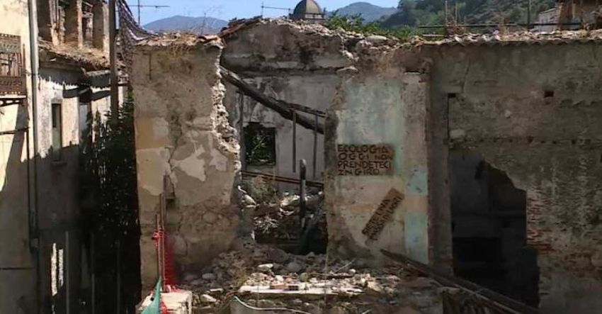 Morcavallo: «Il crollo nel centro storico di Cosenza è l’epilogo del disastro di Caruso»