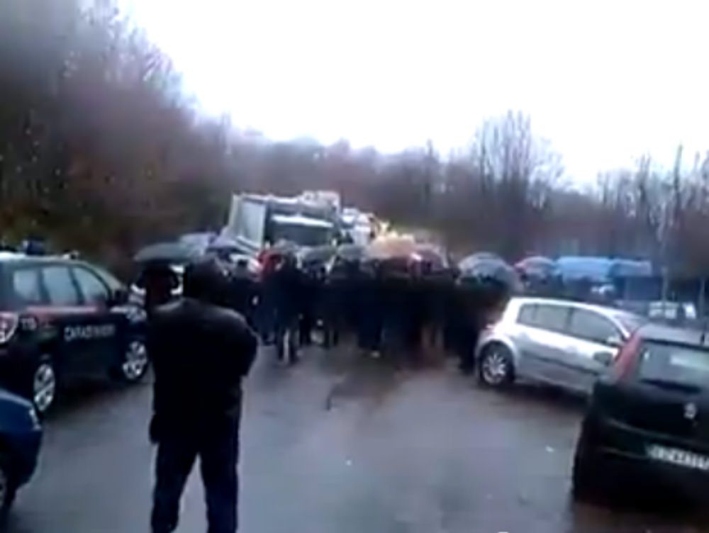 Discarica di Celico, la protesta "blocca" i mezzi