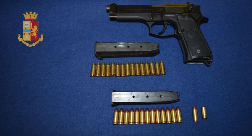 Tenta di rapinare il Mc Drive e spara ai poliziotti, 43enne in manette a Reggio