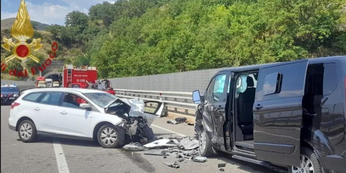 Incidente sulla SS 18, la Procura di Paola indaga per omicidio stradale e dispone il blocco della salma: l’autopsia chiarirà