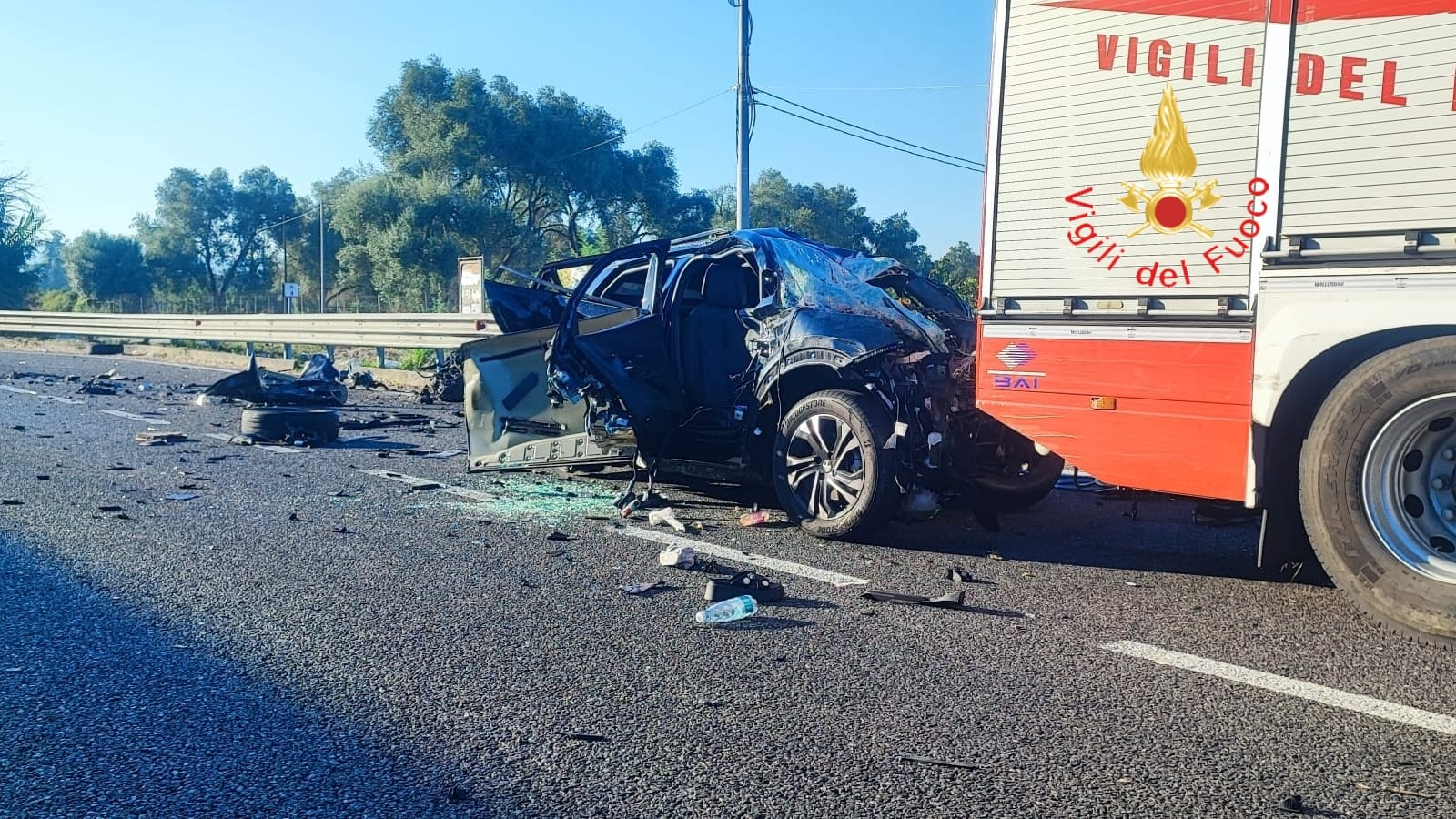 Tragedia sulla Jonio-Tirreno: scontro tra auto e camion, muoiono padre e due figlie. Ferita gravemente la madre