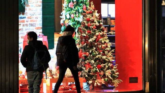 I calabresi non cedono alla "zona rossa", corsa agli acquisti per il cenone