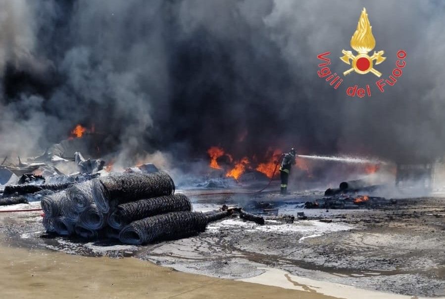 Catanzaro, a fuoco il capannone di una ditta edile – FOTO