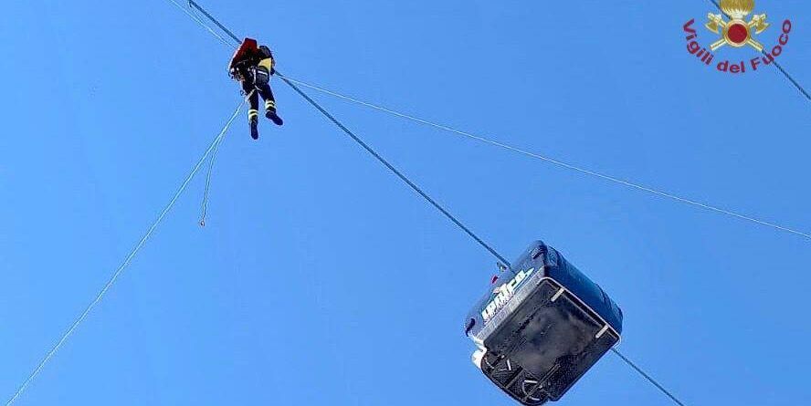 Incidente a Lorica, i vigili del fuoco salvano gli operai rimasti sospesi in una cabina – VIDEO