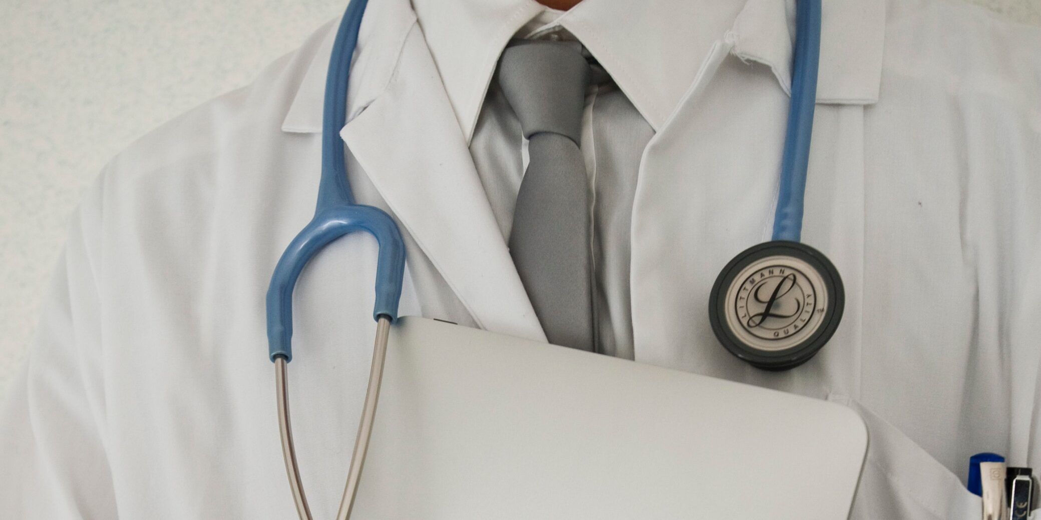 Soverato, sospeso dall’esercizio della professione il medico che si è finto ginecologo