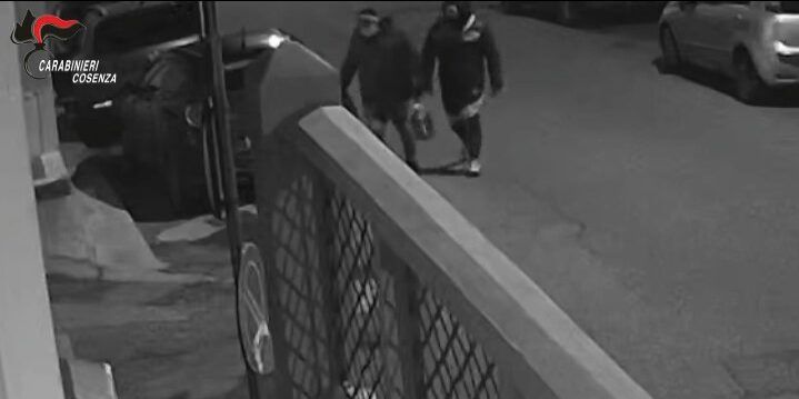 Minacciavano un’imprenditrice in cambio di finta guardiania, due arresti a Cassano allo Ionio – VIDEO