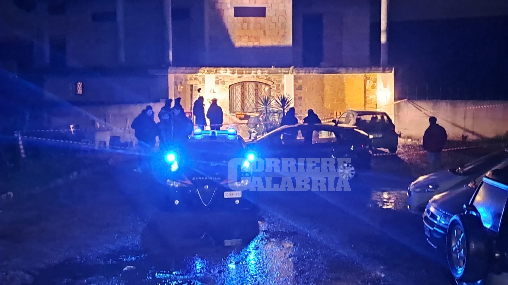 Agguato a Sibari, uccisa una donna di 49 anni. Il bersaglio sarebbe stato il marito