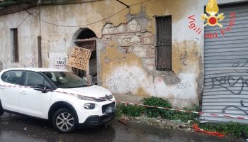 Edificio pericolante a Catanzaro blocca la circolazione, al via la demolizione – VIDEO