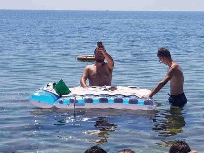Messa in mare a Crotone, indagato il parroco (che si scusa in una lettera)