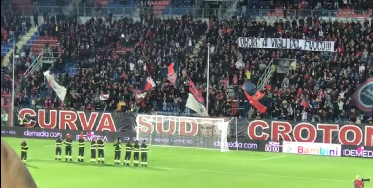 «Il pompiere paura non ne ha», la curva Sud del Crotone saluta i Vigili del Fuoco (VIDEO)