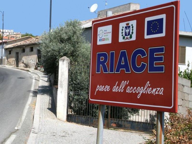 Codacons: «A Riace si approfitta del Covid-19 per aumentare gli stipendi»