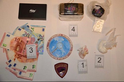 Catanzaro, in casa con oltre mezzo chilo di droga: in manette 26enne