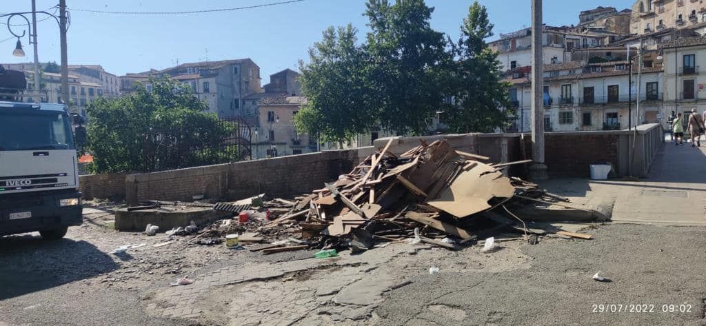Cosenza, abbattuta baracca abusiva. «Un triste simbolo di degrado»