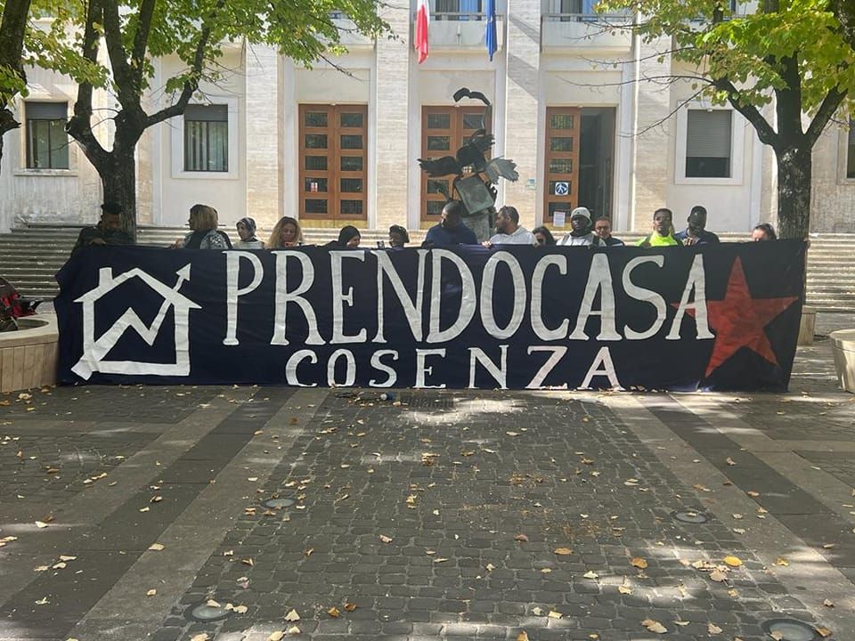 Emergenza abitativa a Cosenza, sit-in di Prendocasa davanti la prefettura
