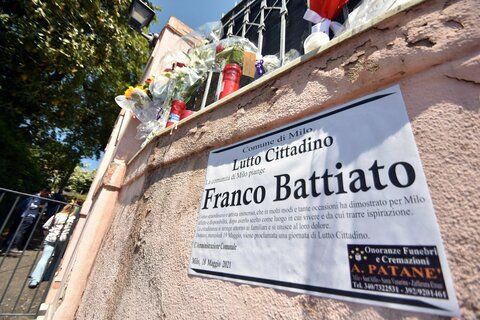 Battiato cremato in Calabria dopo il toccante funerale a Milo sull’Etna