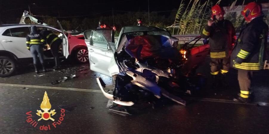 Due auto si scontrano nella notte sulla Strada statale 106 a Catanzaro, due feriti gravi