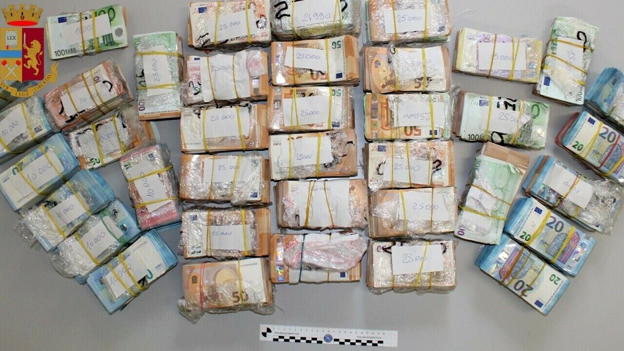 Sospetto corriere con 700mila euro in auto: fermato a Como, arrivava dalla Calabria