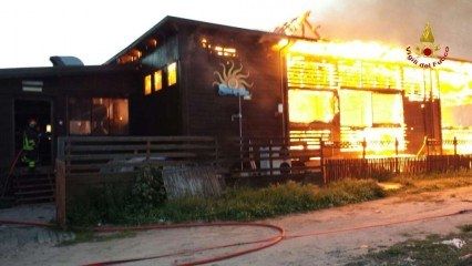 Catanzaro, incendio distrugge stabilimento balneare