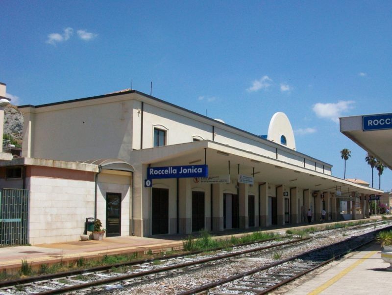 Lanciano sassi contro un treno, denunciati sette minori