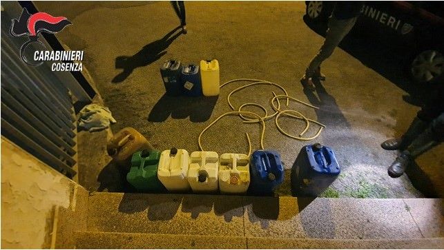 Rubavano gasolio dai bus, due giovani arrestati nel Cosentino