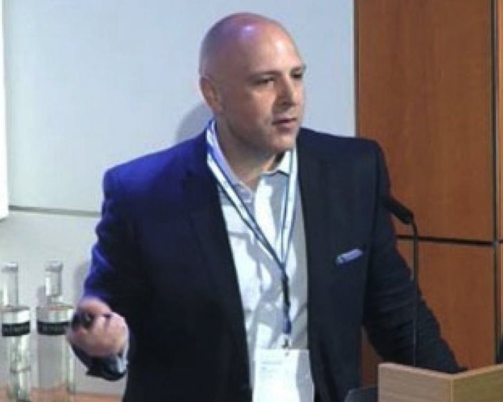 Coronavirus, Catanzaro celebra il prof che cura Boris Johnson