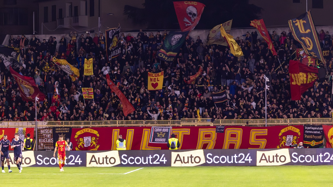 Ha minacciato un calciatore per avere la maglia: Daspo di 5 anni per un tifoso del Catanzaro