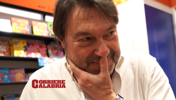 «La Casta non se ne è mai andata». Ranucci a Cosenza tra «l’assalto» alla magistratura e «il piano del nuovo ordine mondiale»