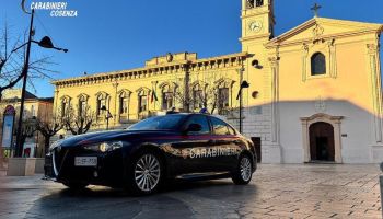 Lancia dalla finestra la droga per evitare i controlli: un arresto nel Cosentino