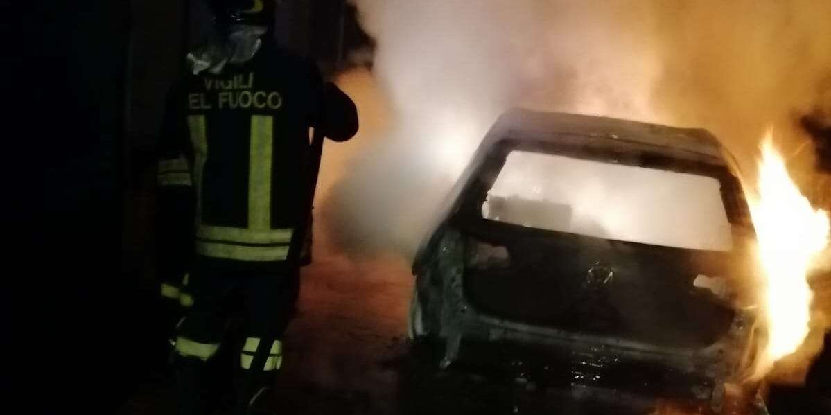 Corigliano Rossano, in fiamme l’auto di un imprenditore