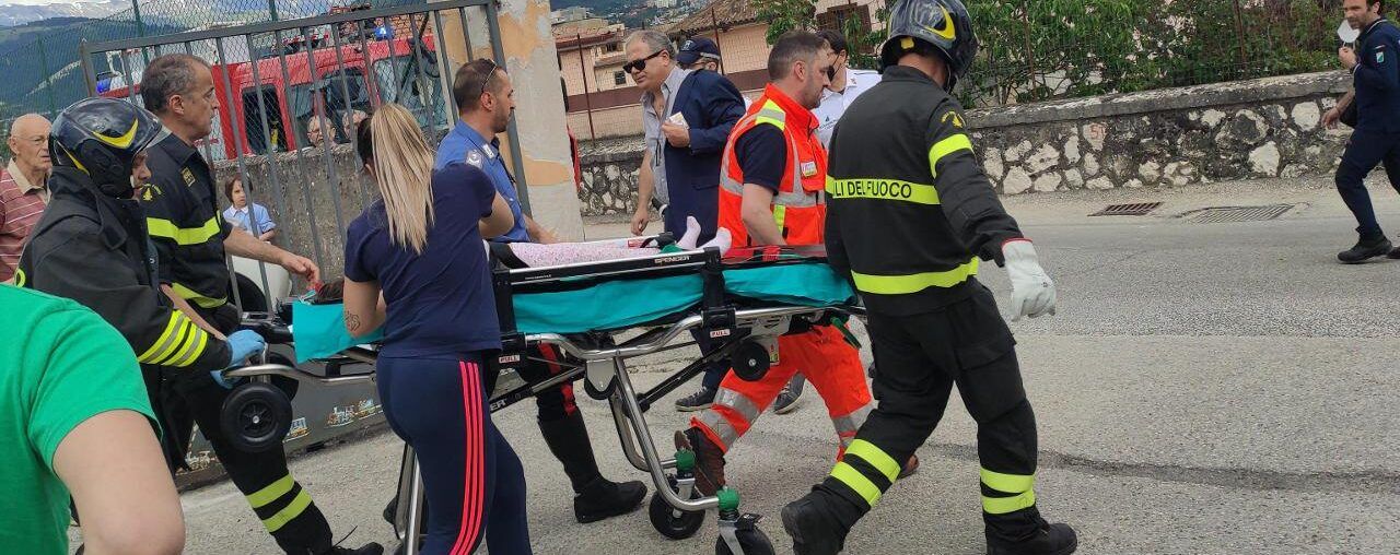 Auto piomba nel giardino di un asilo all’Aquila, 4 bimbi feriti