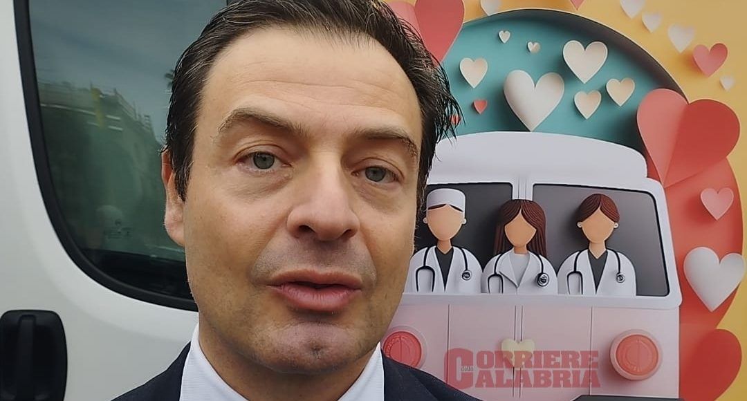 In tanti in piazza a Cosenza per gli screening cardiologici: Curcio: «La prevenzione salva vite» – VIDEO