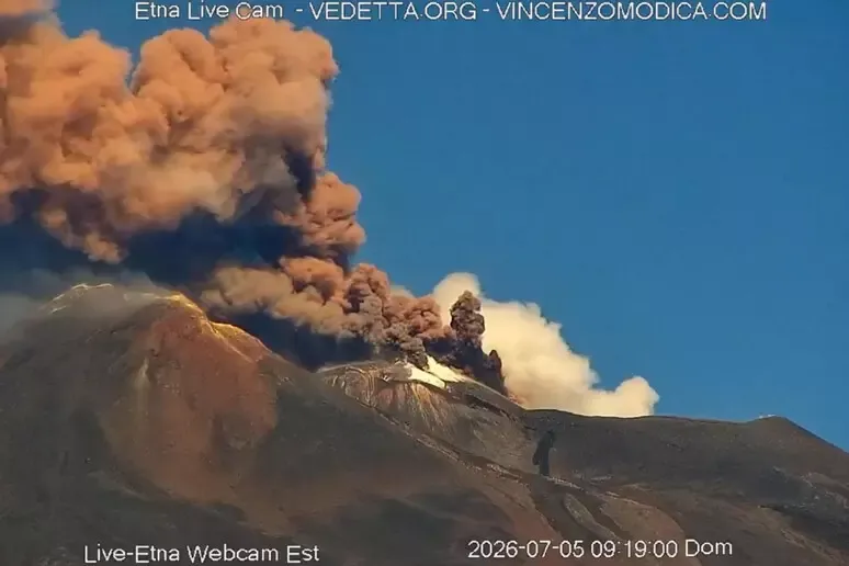L’Etna ferma l’aeroporto di Catania: stop ai voli